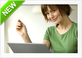 Mädchen im grünen T-Shirt vor dem Laptop